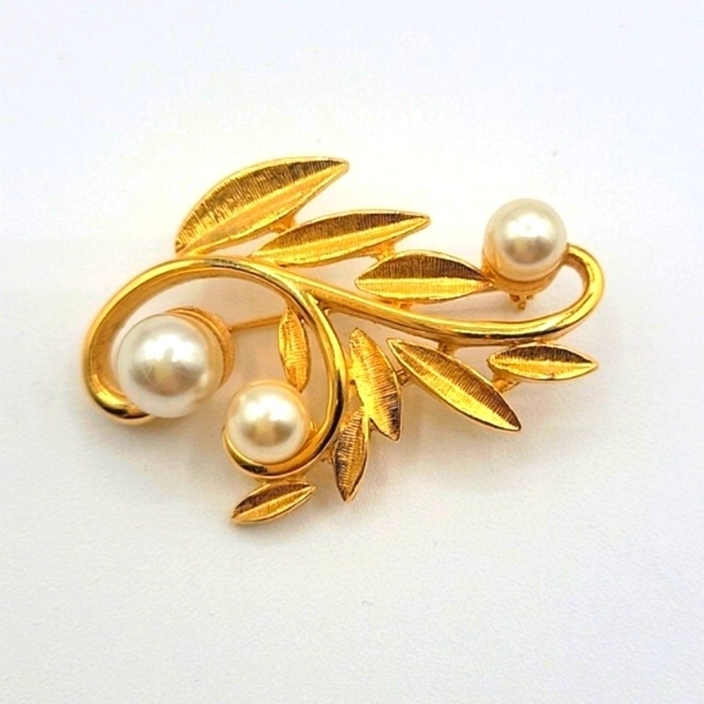 Napier Signed Vintage Gold Tone Brooch leaves w/ pearls